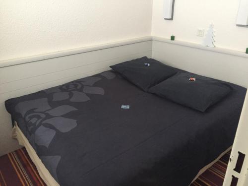 un letto in un angolo di una camera di F2 résidence Antarès ad Avoriaz