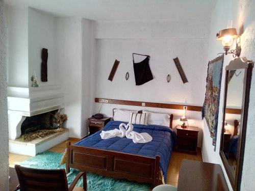 Una cama o camas en una habitación de Sintrivanis Mountain
