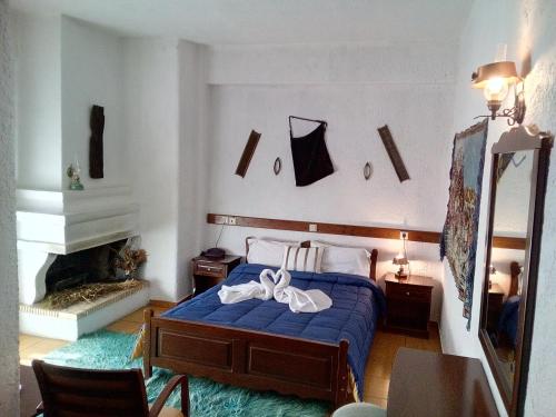 1 dormitorio con 1 cama y 2 toallas blancas en Sintrivanis Mountain, en Áno Skotína