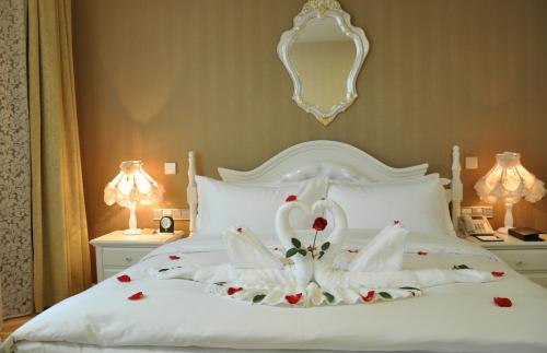 two swans made out of towels on a bed at Dayi Yihao hotel in Xiamen