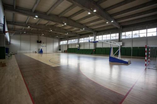 an empty gym with a basketball court and a basketball hoop at Hotel Sunce Vlašić in Vlasic