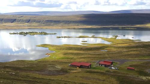 un'isola in mezzo a un grande corpo d'acqua di Vestmannsvatn Guesthouse ad Aðaldalur