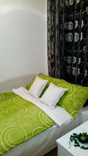 Una cama o camas en una habitación de Apartman -stan u centru