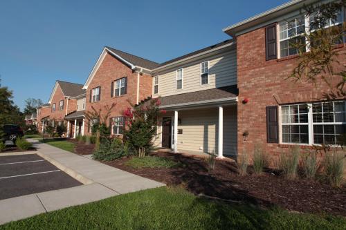 a row of houses in a residential neighborhood at The Colonies at Williamsburg in Williamsburg