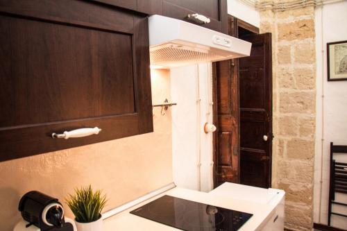 a small kitchen with a sink and a microwave at Apulia '800 in San Pietro Vernotico