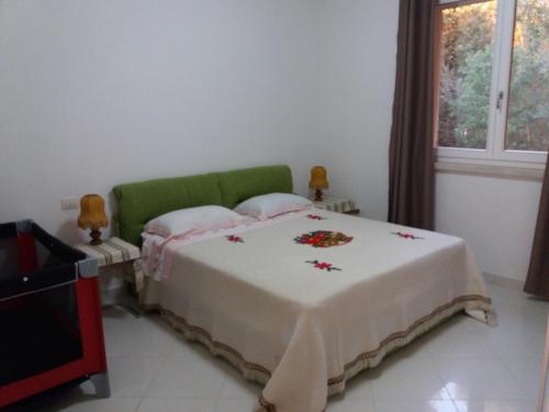 スカルリーノにあるBicchi Belvedere Scarlinoのベッドルーム1室(花の飾られたベッド1台付)