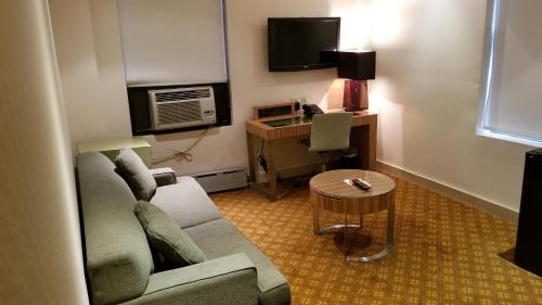 TV a/nebo společenská místnost v ubytování Night Hotel Broadway