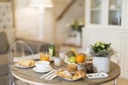 un tavolo con prodotti per la colazione in cucina di B&B C'era una volta ad Alberobello