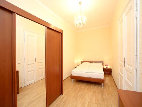 カルロヴィ・ヴァリにあるApartmán Moravská 188のベッドルーム(ベッド1台、鏡付)