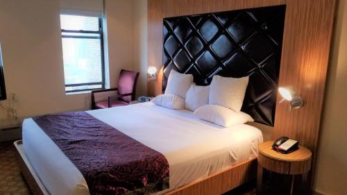 Postel nebo postele na pokoji v ubytování Night Hotel Broadway