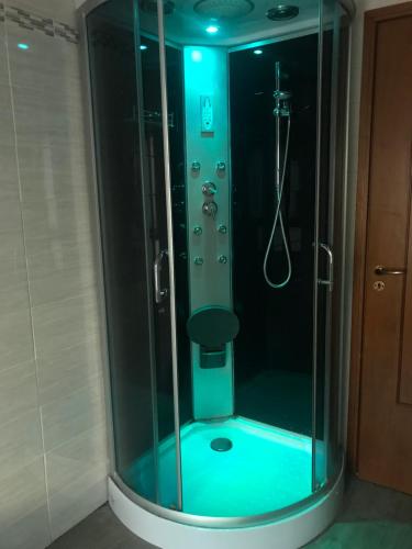 y baño con ducha y mampara de cristal. en Itremoschettieri en Bolonia