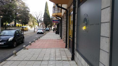 El barrio en el que está el departamento o un barrio cercano
