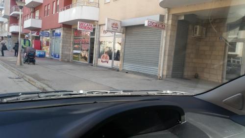 El barrio en el que está el departamento o un barrio cercano