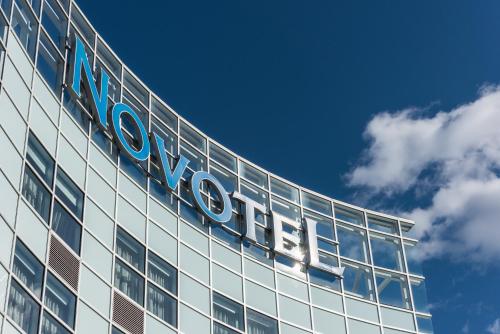 a sign on the top of a building at Novotel Montréal Aéroport in Dorval