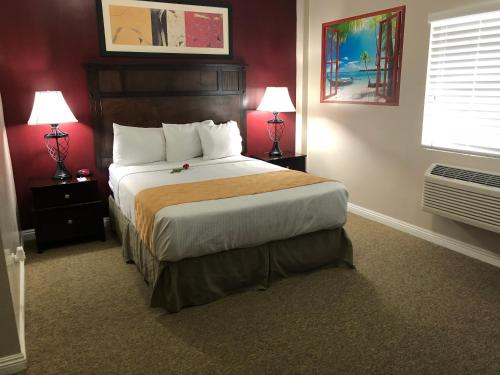 a hotel room with a large bed with two lamps at Knights Inn Los Angeles Central / Convention Center Area in Los Angeles