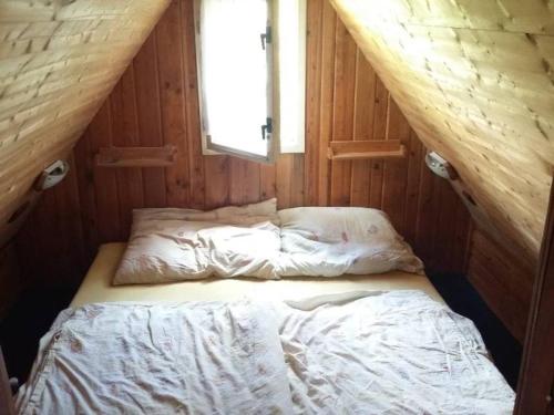 Кровать или кровати в номере Chata v moravského krasu