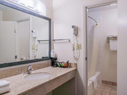 A bathroom at Best Western Alamosa Inn