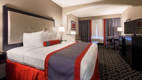 A bed or beds in a room at Best Western Plus Laredo Inn & Suites