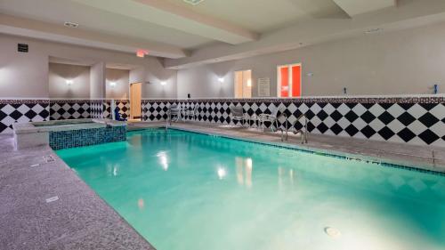 een zwembad met blauw water in een gebouw bij Best Western Plus Laredo Inn & Suites in Laredo