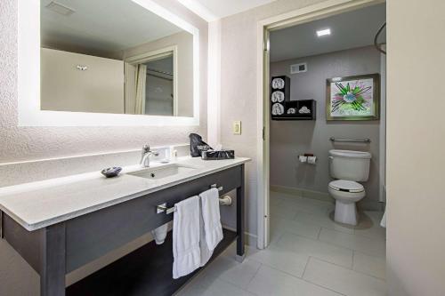 Kamar mandi di Best Western Plus Clemson Hotel & Conference Center