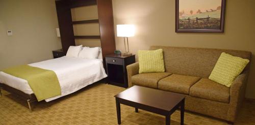 Кровать или кровати в номере Best Western Pembroke Inn & Conference Centre
