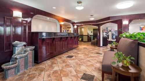 a lobby with a bar and a restaurant at Best Western Richland Inn Mansfield in Mansfield