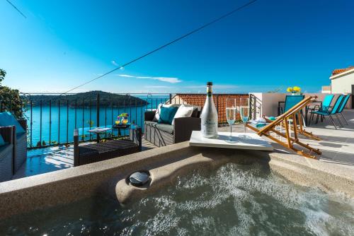 Sunshine Apartment with Hot Tub