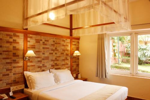 Postel nebo postele na pokoji v ubytování Kodai Resort Hotel, Kodaikanal