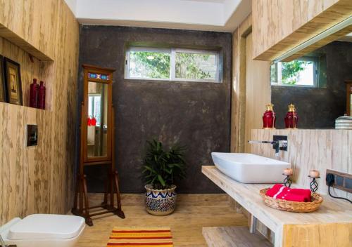 Koupelna v ubytování El House by StayVista - Unwind in a Villa with Pool and Lush Lawn