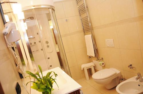 y baño con ducha, aseo y lavamanos. en Agri Hotel Conte Salentino en Porto Cesareo