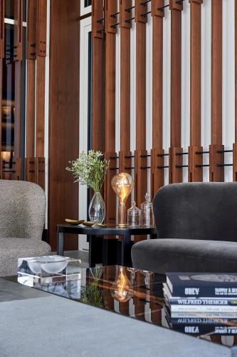 Χώρος καθιστικού στο FORM Hotel Al Jaddaf, Dubai, a Member of Design Hotels