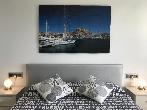 アリカンテにあるLas Brisas Del Mediterráneoのベッドルーム1室(ボート付)
