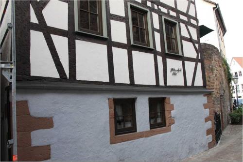 a half timbered building with windows on a street at Ferienhaus Gloecknerhaus in Michelstadt