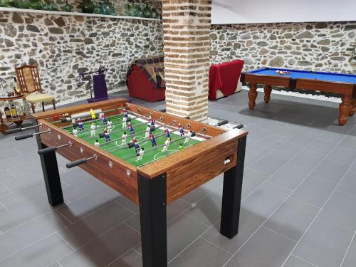 una mesa de futbolín en una habitación con en Can Peiri, en Porrera