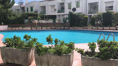 una piscina di fronte a un edificio di Casa Micheletti a Rodia