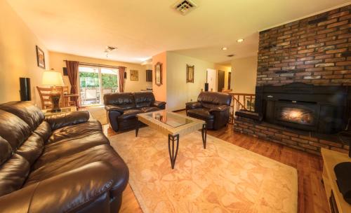 Ein Sitzbereich in der Unterkunft Hampton Bays 4bdr all Q size,IG Pool,Billiard, tennis