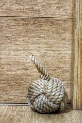 a piece of rope on a wooden door at Apartamentos Alcazar de Baeza in Baeza