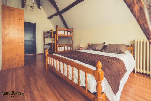 Una cama o camas en una habitación de La Croix Verte - Le Relais des Moulins