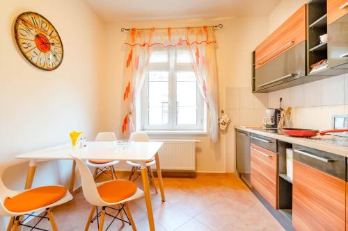 Kuchyň nebo kuchyňský kout v ubytování Liszt Apartman