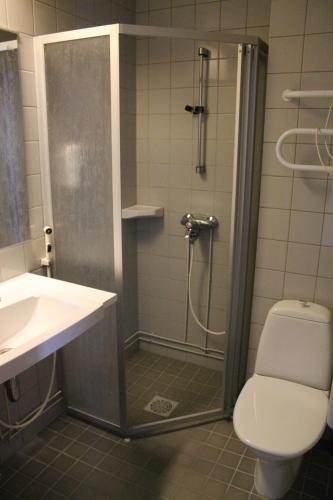 uma casa de banho com um chuveiro, um WC e um lavatório. em Santa's Hotel Rudolf em Rovaniemi