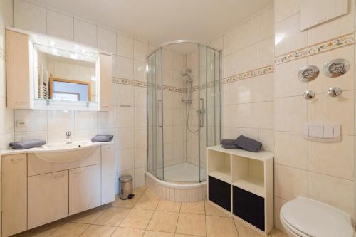 ein Bad mit einer Dusche, einem Waschbecken und einem WC in der Unterkunft Villa Mona Lisa Whg. 5 in Göhren
