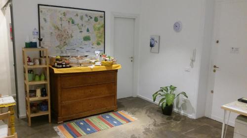 Habitación con tocador y mapa en la pared en Palermo Rooms, en Palermo