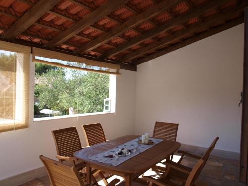 - une salle à manger avec une table et des chaises en bois dans l'établissement Apartment Lux Star, à Milna