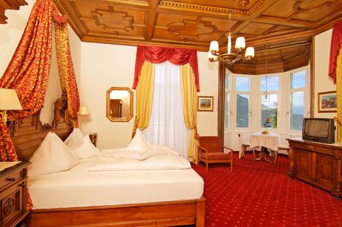 ein Schlafzimmer mit einem Bett und einem TV in der Unterkunft Villa Maria in Dorf Tirol