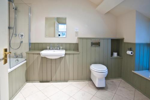 een badkamer met een wastafel, een toilet en een douche bij The Cuckoo Brow Inn in Far Sawrey