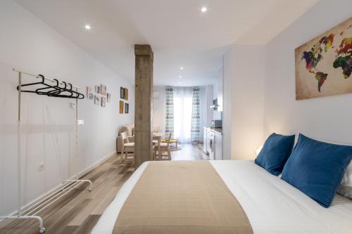グラナダにあるApartamento céntrico en Granadaのベッドルーム(青い枕の大型ベッド1台付)