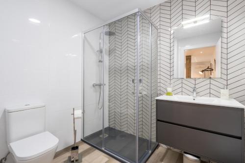 グラナダにあるApartamento céntrico en Granadaのバスルーム(シャワー、トイレ、シンク付)