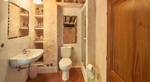 een badkamer met een toilet en een wastafel bij La Ghiandaia Casa Vacanza in Lucolena in Chianti