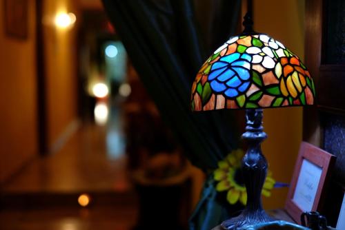 a stained glass lamp sitting on a table at Rodoflor Rooms in Castellammare di Stabia