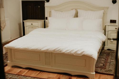 a bedroom with a large bed with white sheets and pillows at La Saca 42 in Saca